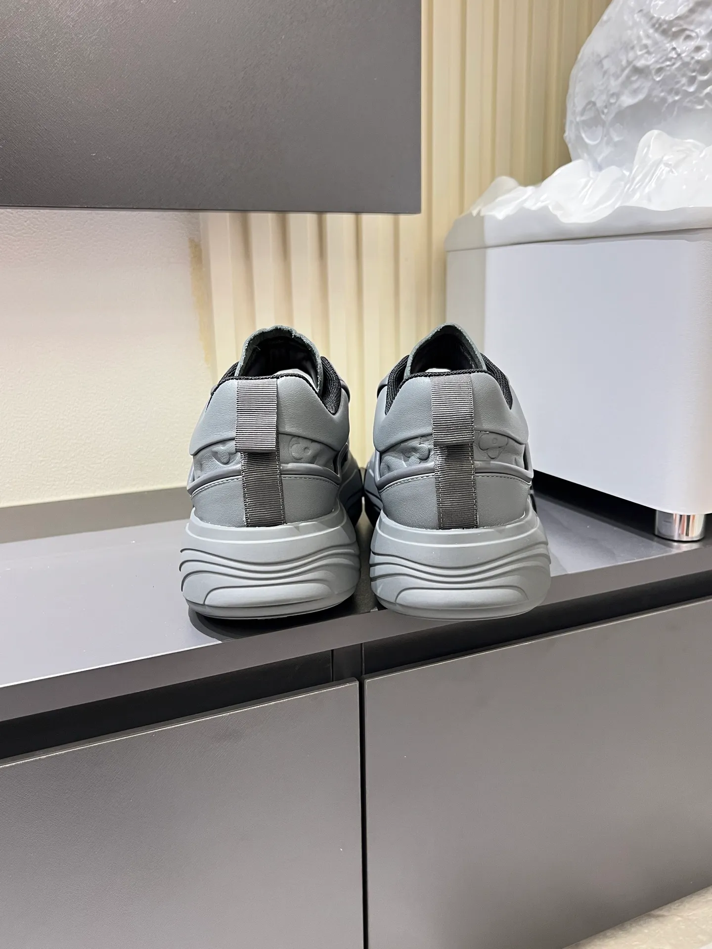 p560 "LOUI* VUITTO*" popular men's casual shoes, genuine development in Italy💯Purchase level quality✔️The upper is made of official website material first-layer cowhide, comfortable and soft sheepskin feet⚡️Fashionable and versatile. The toe last shape is firm and full, and the soles are made from LV original molds and can be freely entered and exited the counter. They are light and comfortable on the foot~purely handmade, details determine the quality! Size:39-44, (38.45 customized)